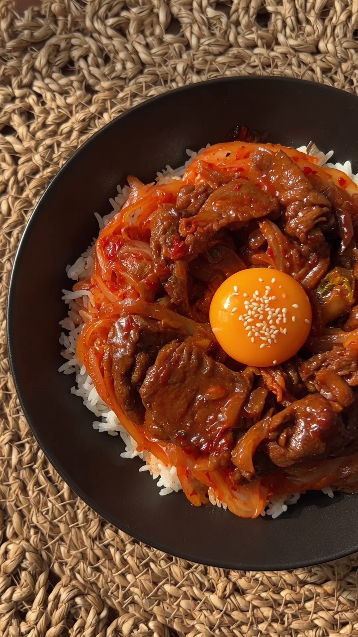 Bol de riz au bœuf et kimchi savoureux