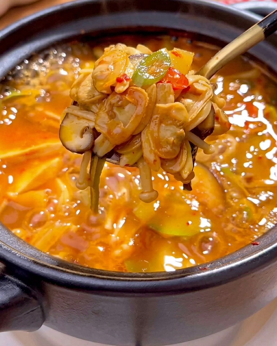 Disposition de courgettes, pommes de terre et champignons shiitake dans un pot en terre cuite.
