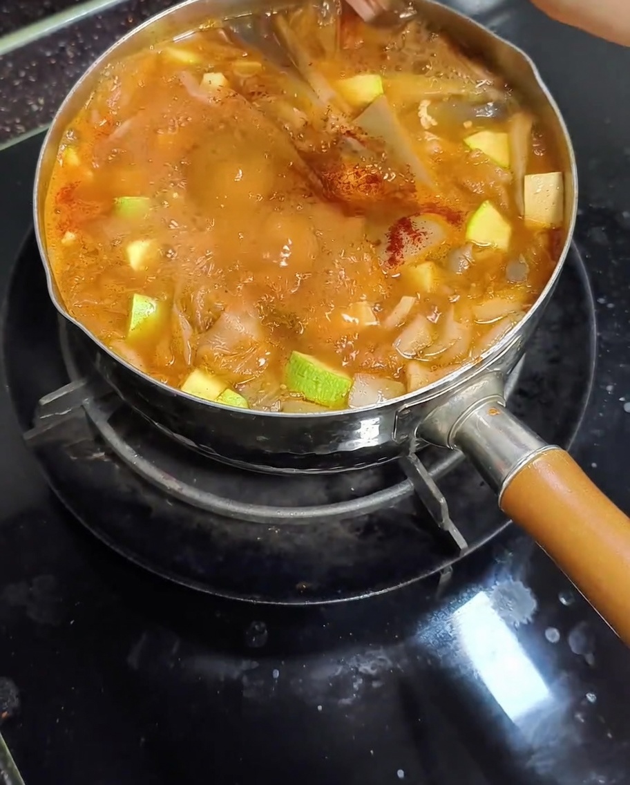 Du paprika doux en poudre saupoudré dans la marmite de ragoût coréen.
