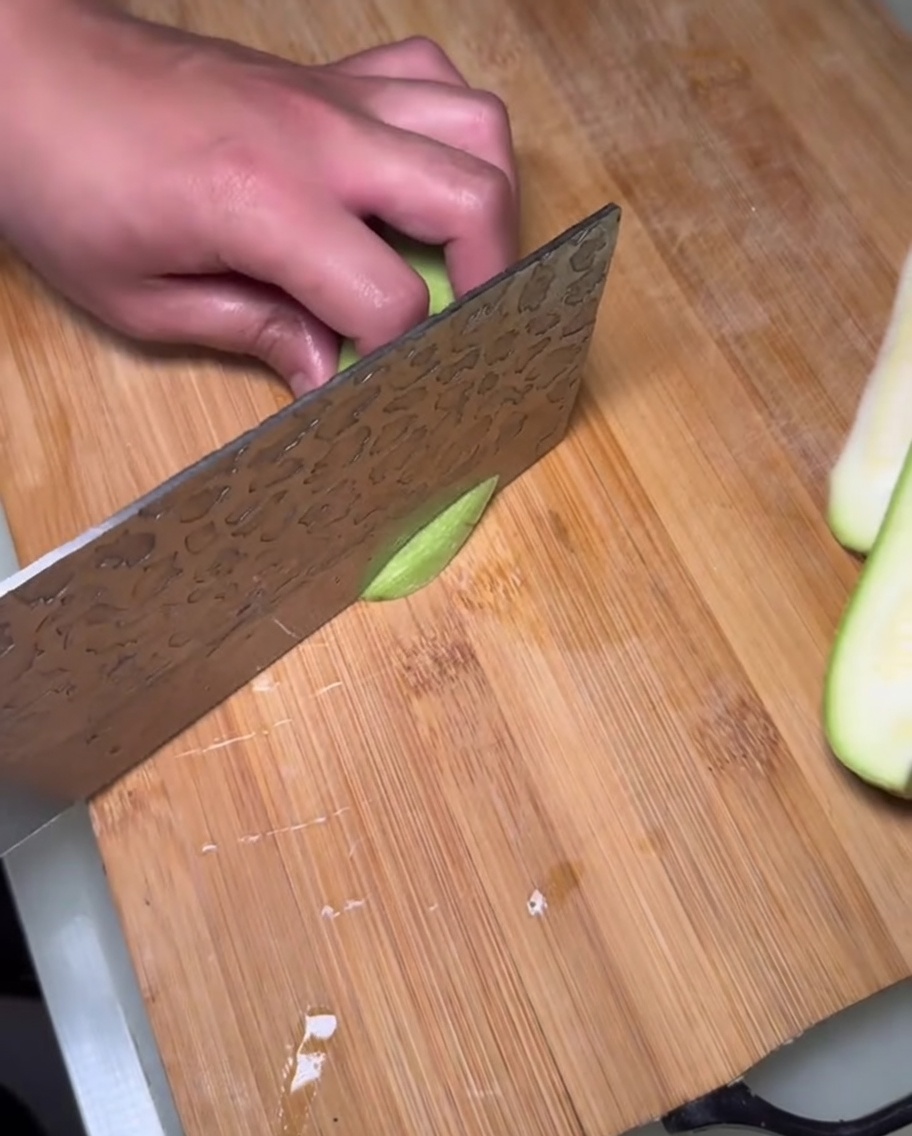 Tranches épaisses de courgette fraîche épépinée.