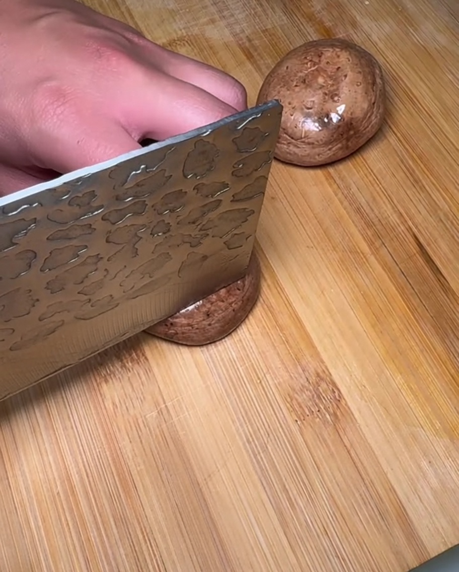 Champignons shiitake crus et tranchés sur une planche à découper.