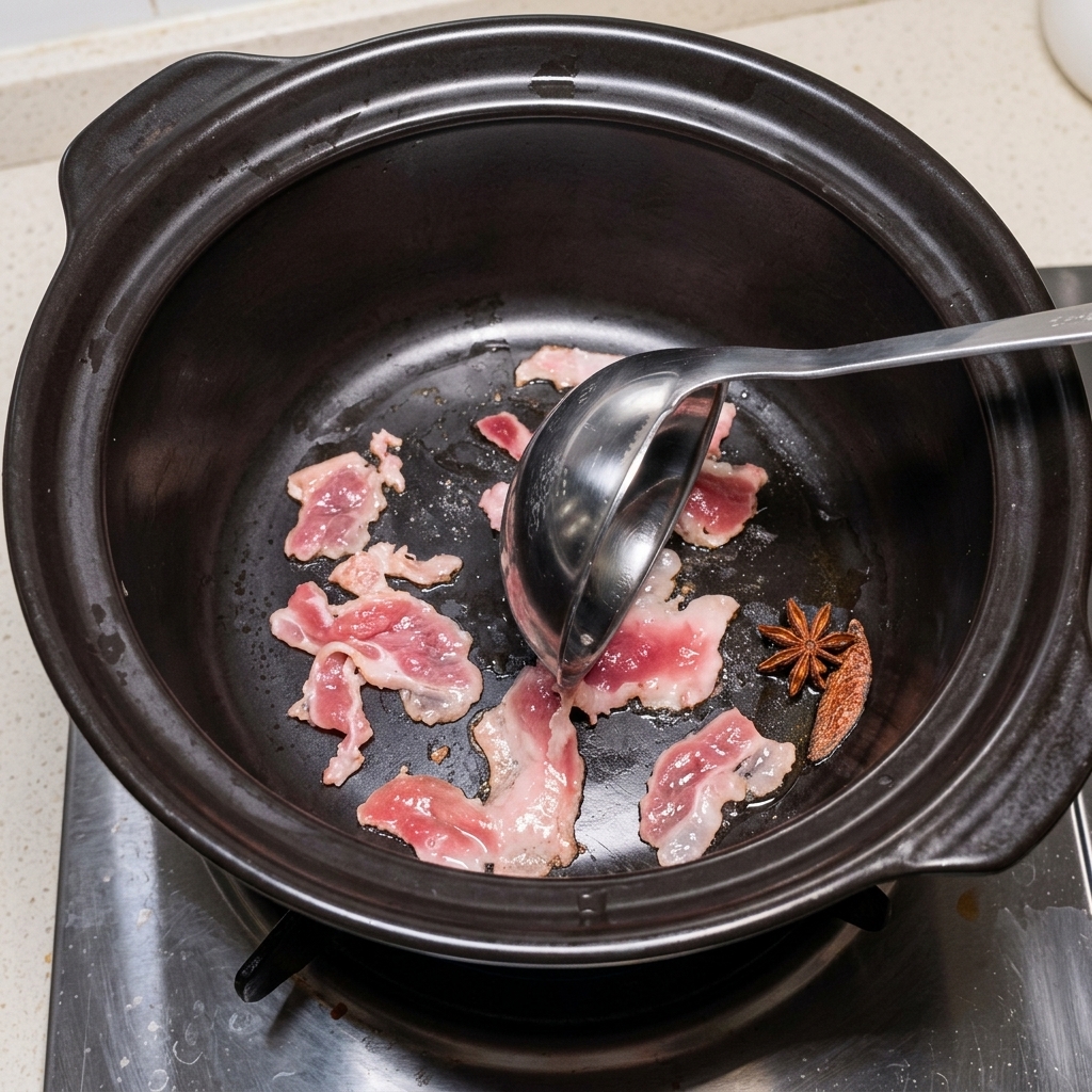 Tranches de porc en train de dorer dans le pot.