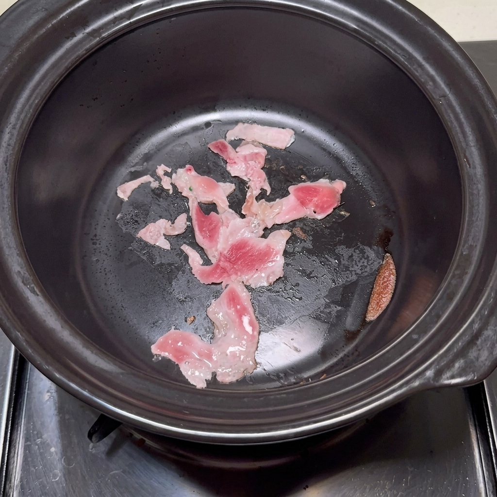 Eau versée dans le pot avec le porc saisi.