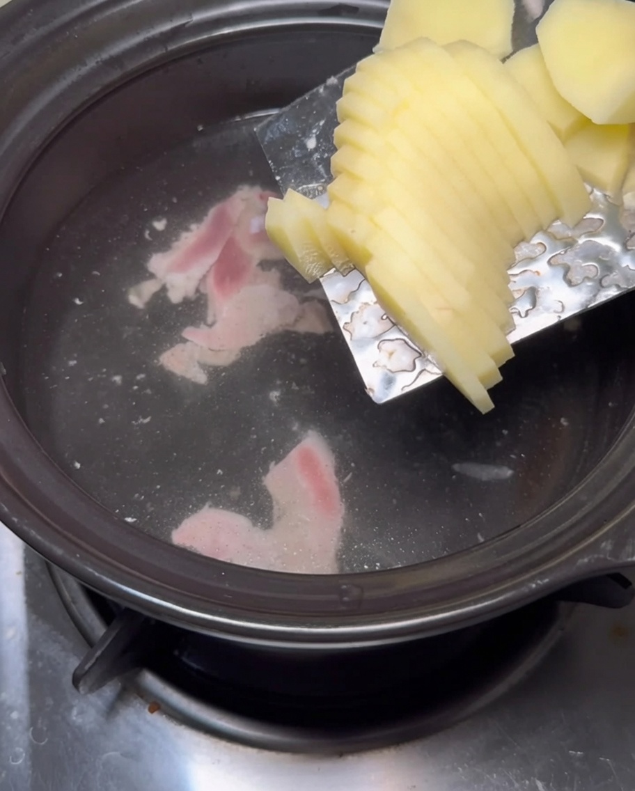 Tranches de pommes de terre ajoutées dans leau bouillante.