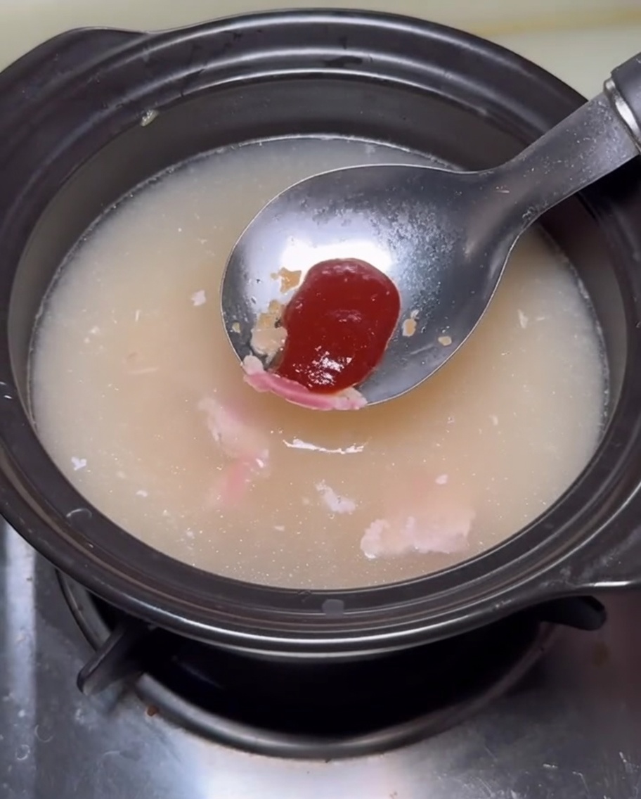 Ajout de sauce rouge dans le bouillon.