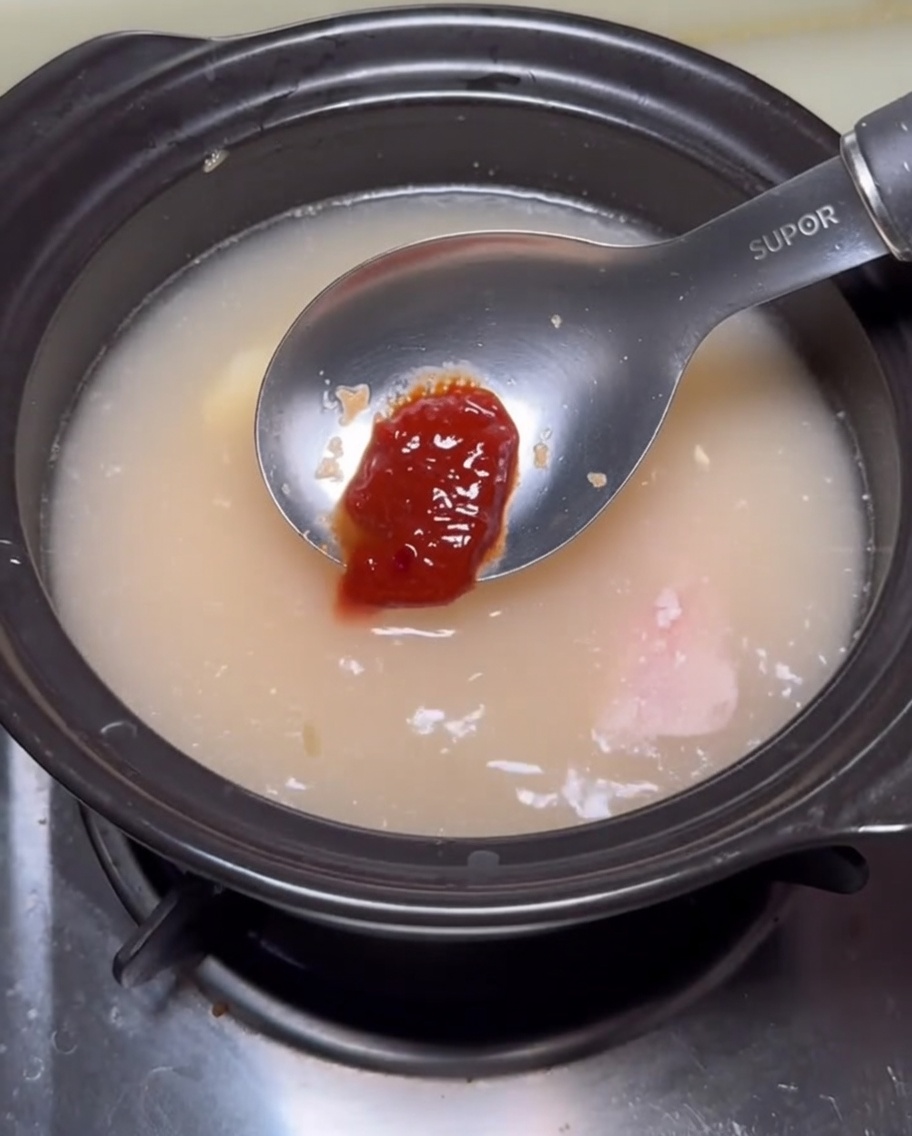 Pousses de soja ajoutées dans le pot.