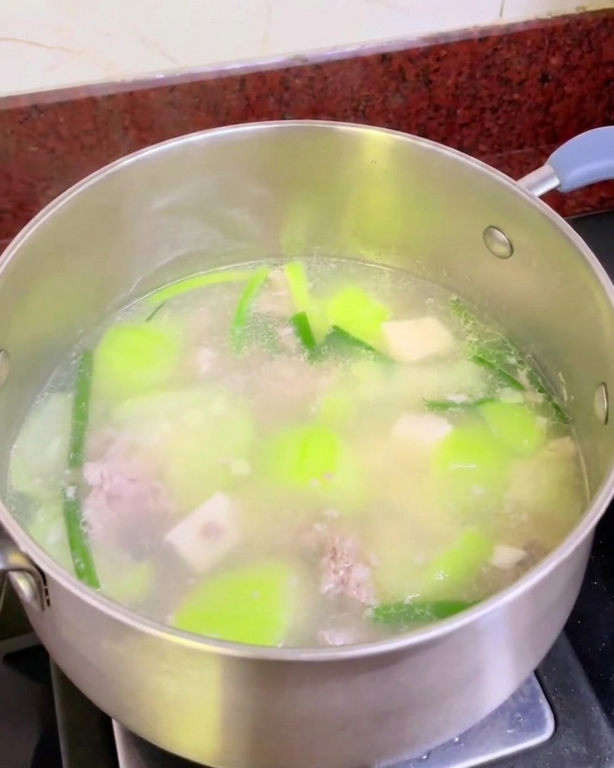Une cuillerée de saindoux blanc déposée dans une casserole deau bouillante.