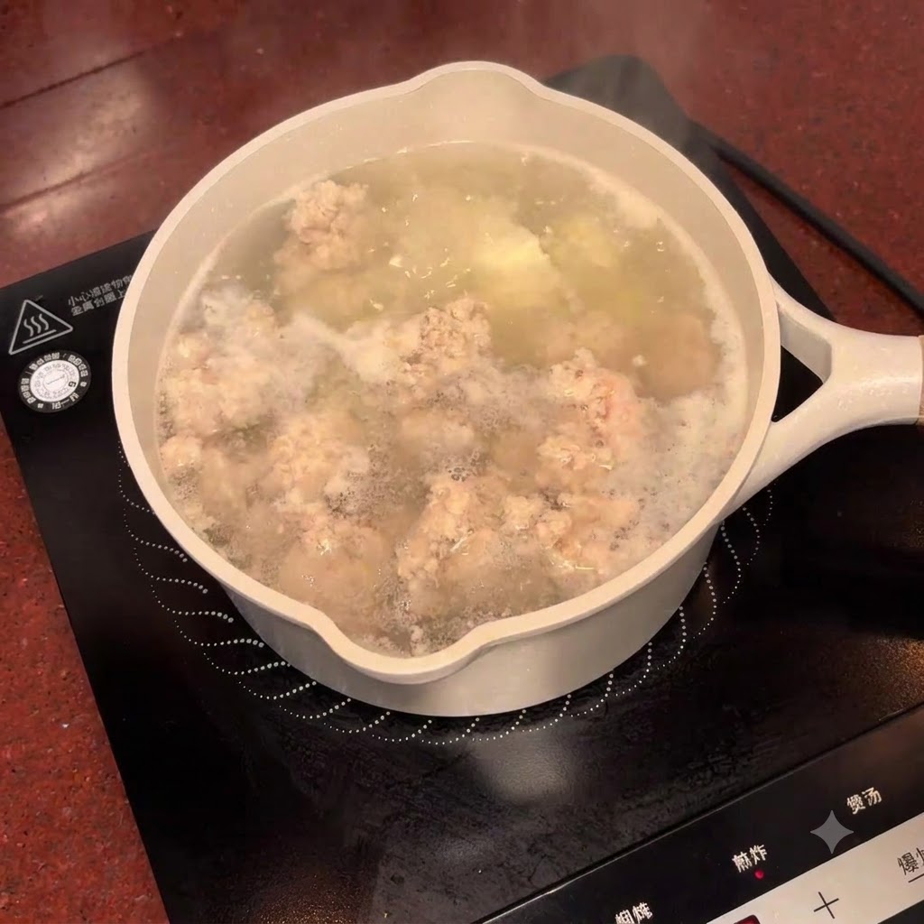Liquide de prune salée versé dun bol dans la casserole de soupe frémissante.