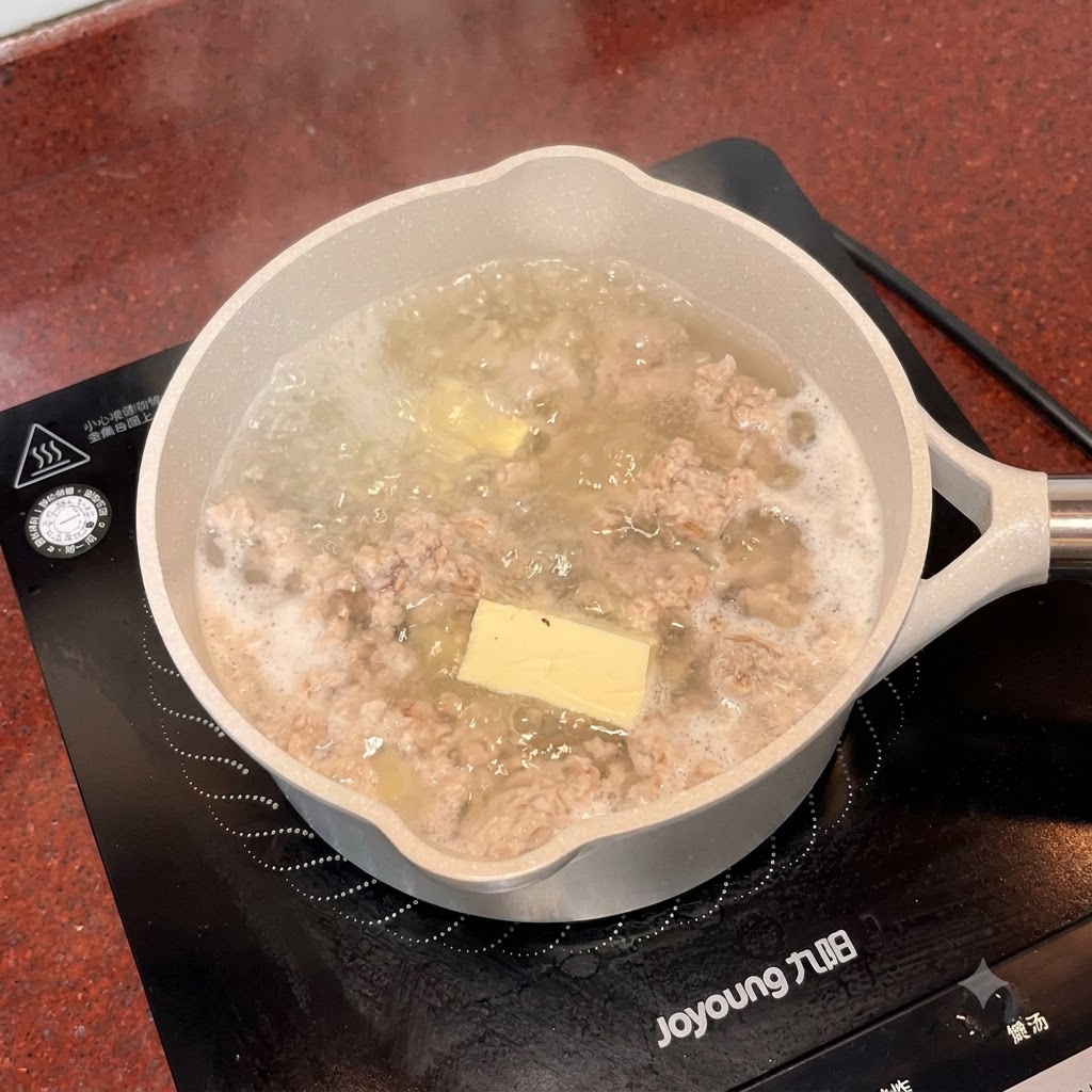 Sel et glutamate monosodique ajoutés dans la casserole de soupe frémissante à laide dune petite cuillère blanche.