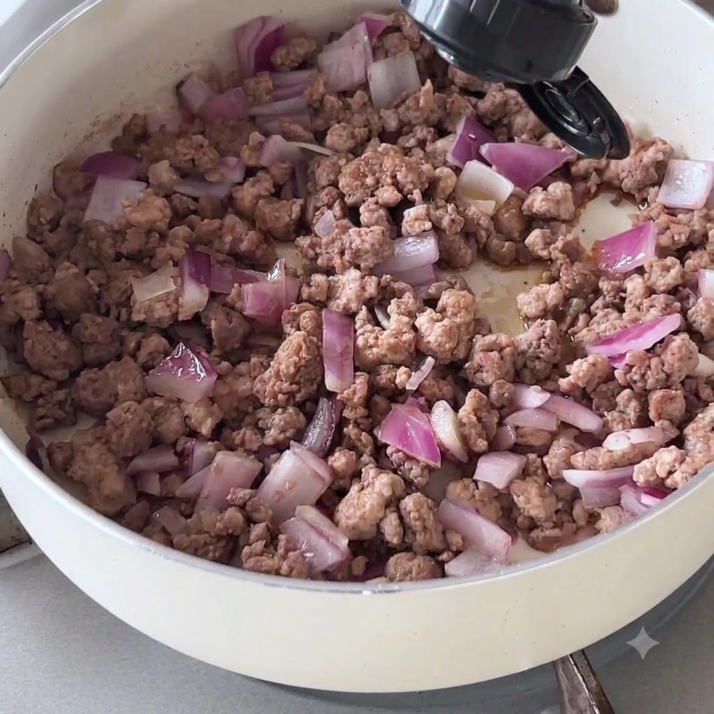 Sauce foncée versée dune bouteille sur du bœuf haché cuit et des oignons dans une poêle.