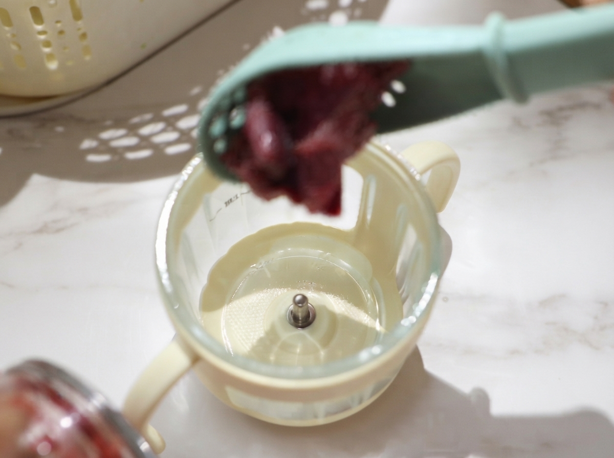 Morceaux de bœuf cru égouttés que lon place à la cuillère dans le bol dun petit mixeur pour les réduire en purée.