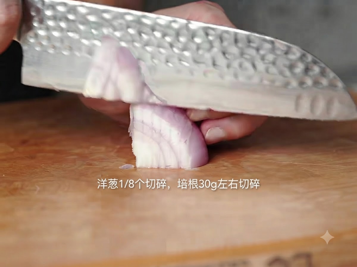 Un couteau de chef coupant un morceau doignon rouge sur une planche en bois.