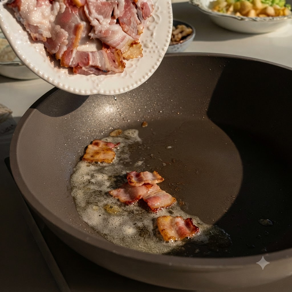 Morceaux de bacon croustillants qui grésillent et dorent dans une poêle chaude.