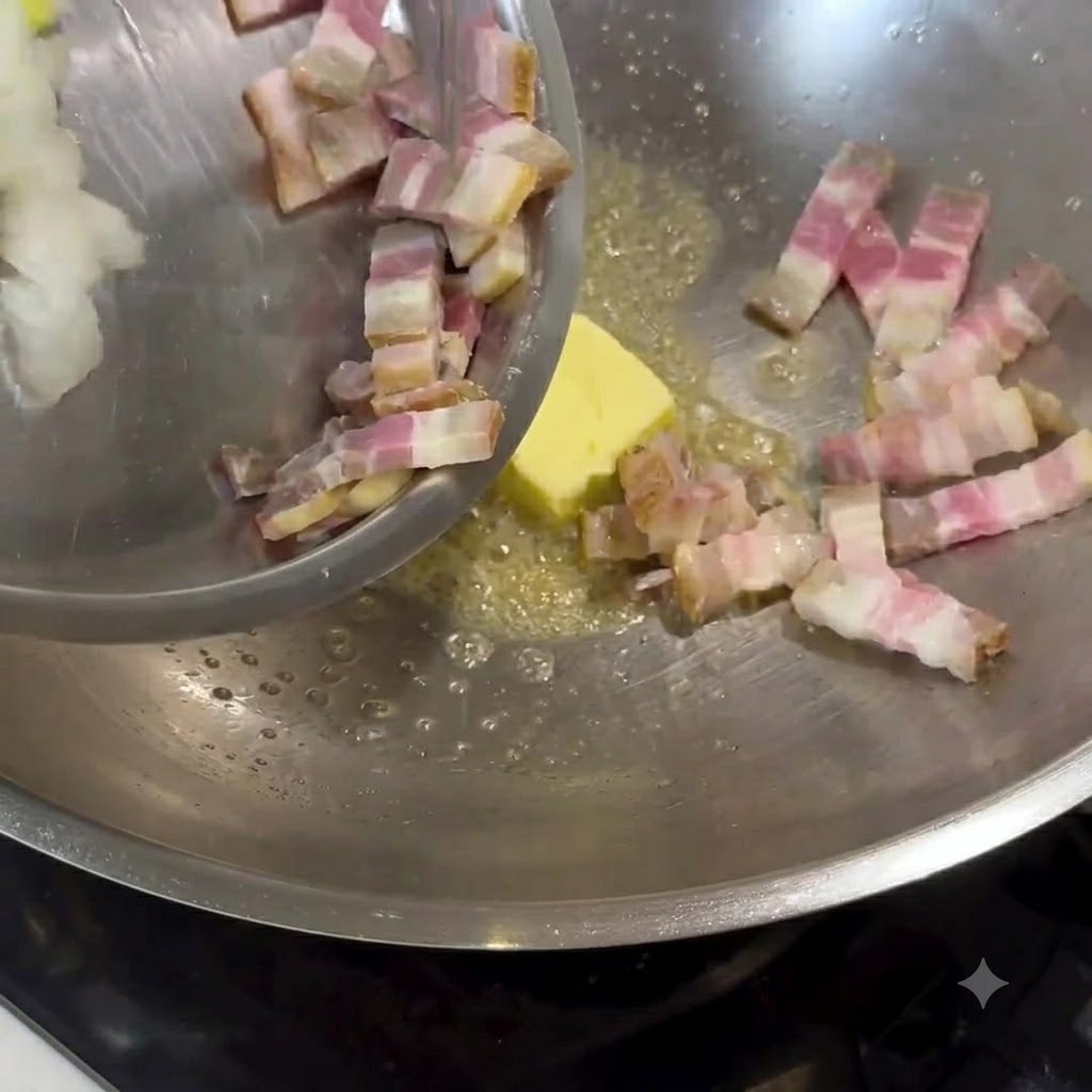 Du beurre fondant dans un wok en métal, avec du bacon haché et des oignons ajoutés et remués.