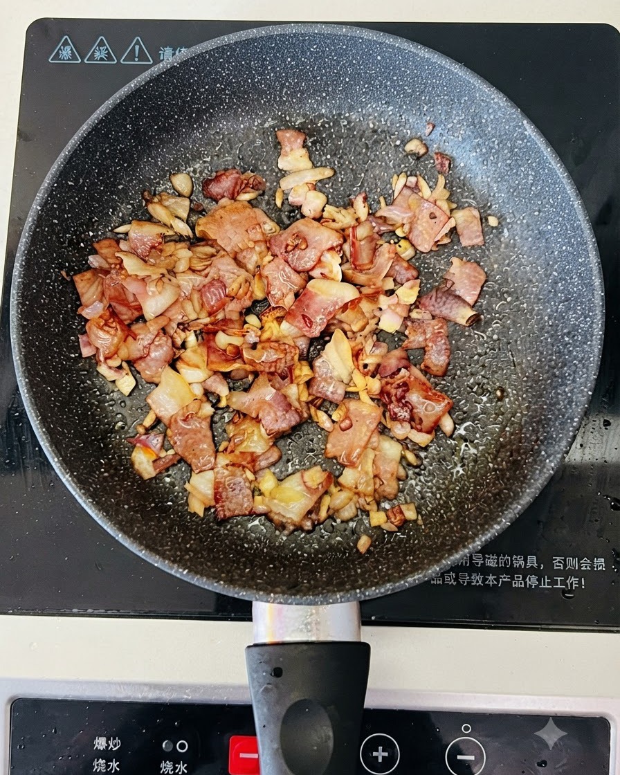 De leau claire versée dun bol dans une poêle contenant du bacon et des oignons cuits.