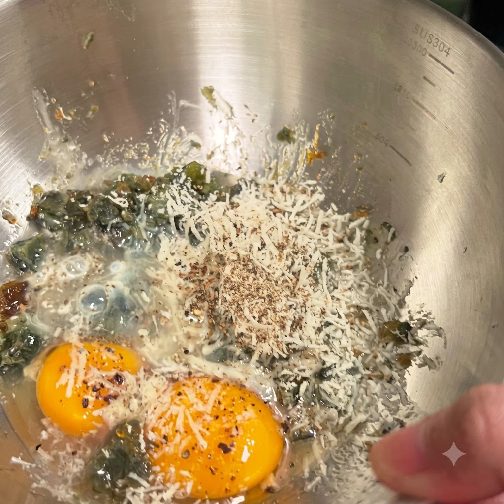 Louche versant de leau bouillante dans le bol en métal contenant le mélange dœufs et de fromage.