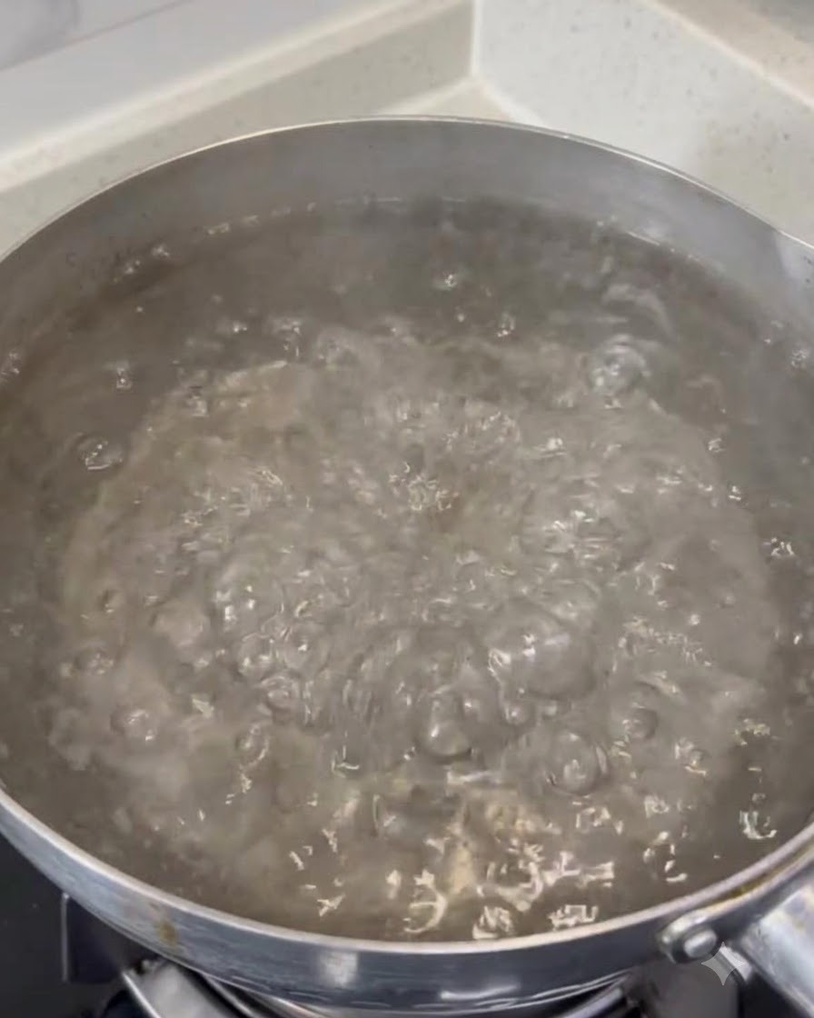 Gros sel en train de se dissoudre dans une grande casserole deau bouillante à gros bouillons.