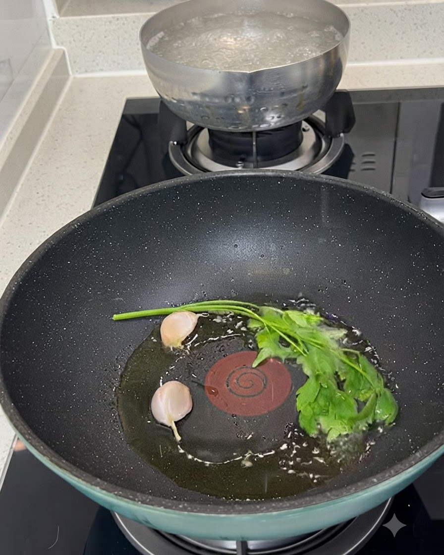 Palourdes crues, deux gousses dail épluchées et un brin de persil frais reposant dans lhuile dolive à lintérieur dune poêle.
