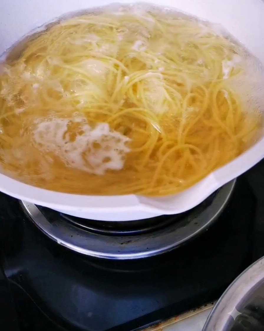 Des spaghettis en pleine ébullition dans une casserole deau chaude.