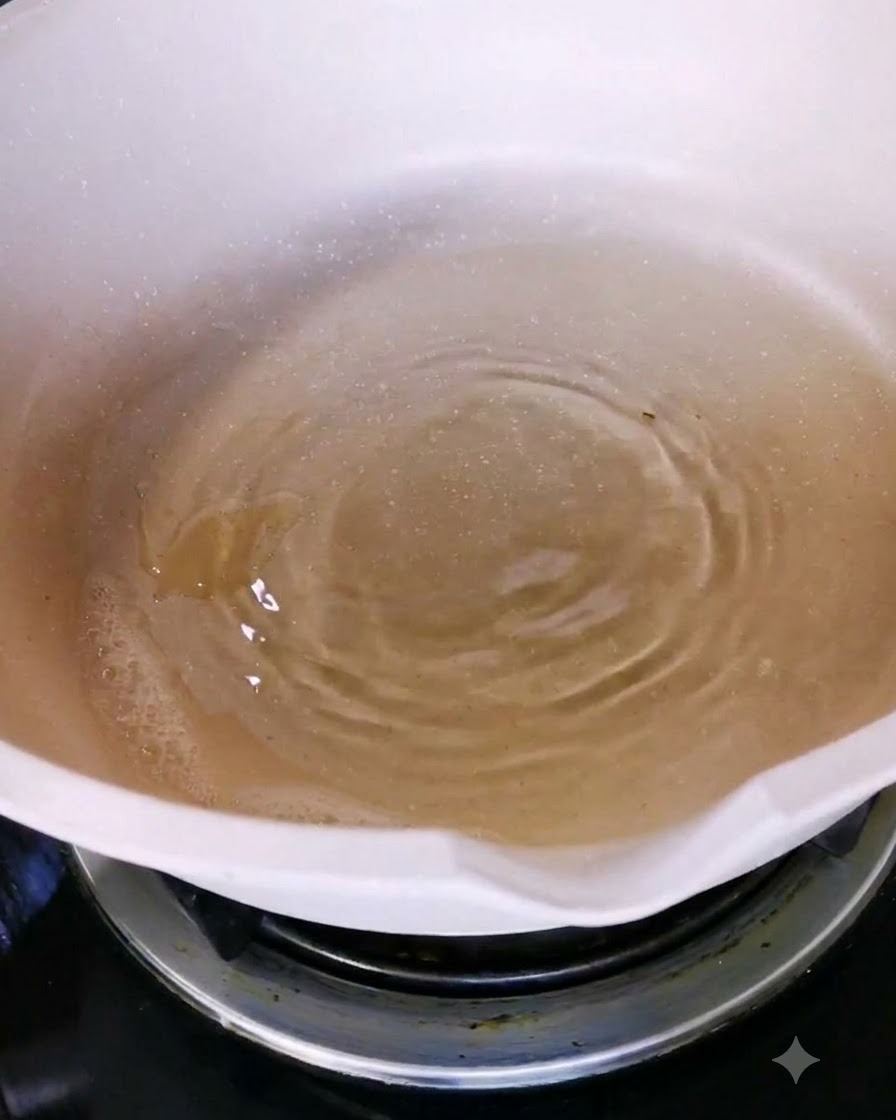 De lhuile dolive versée dans une poêle en céramique blanche sur une cuisinière.