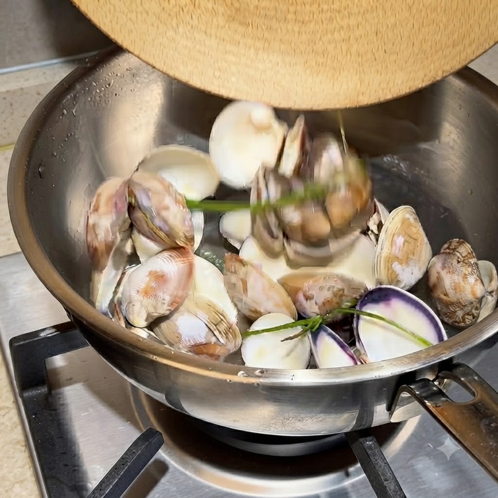 Coquilles de palourdes vides et eau bouillant vigoureusement dans une casserole en acier inoxydable.