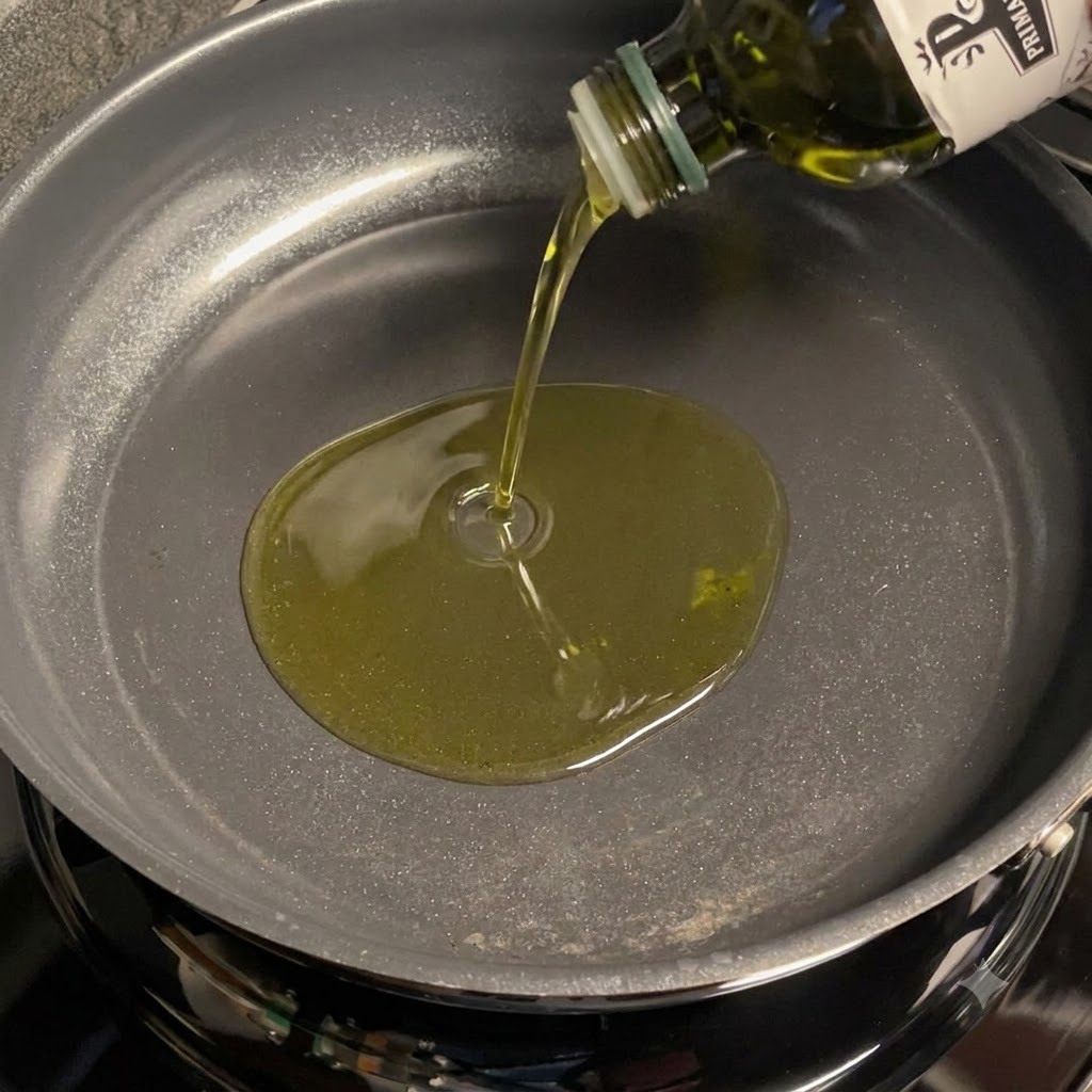 De lhuile dolive versée dans une poêle pour faire frire de lail tranché.