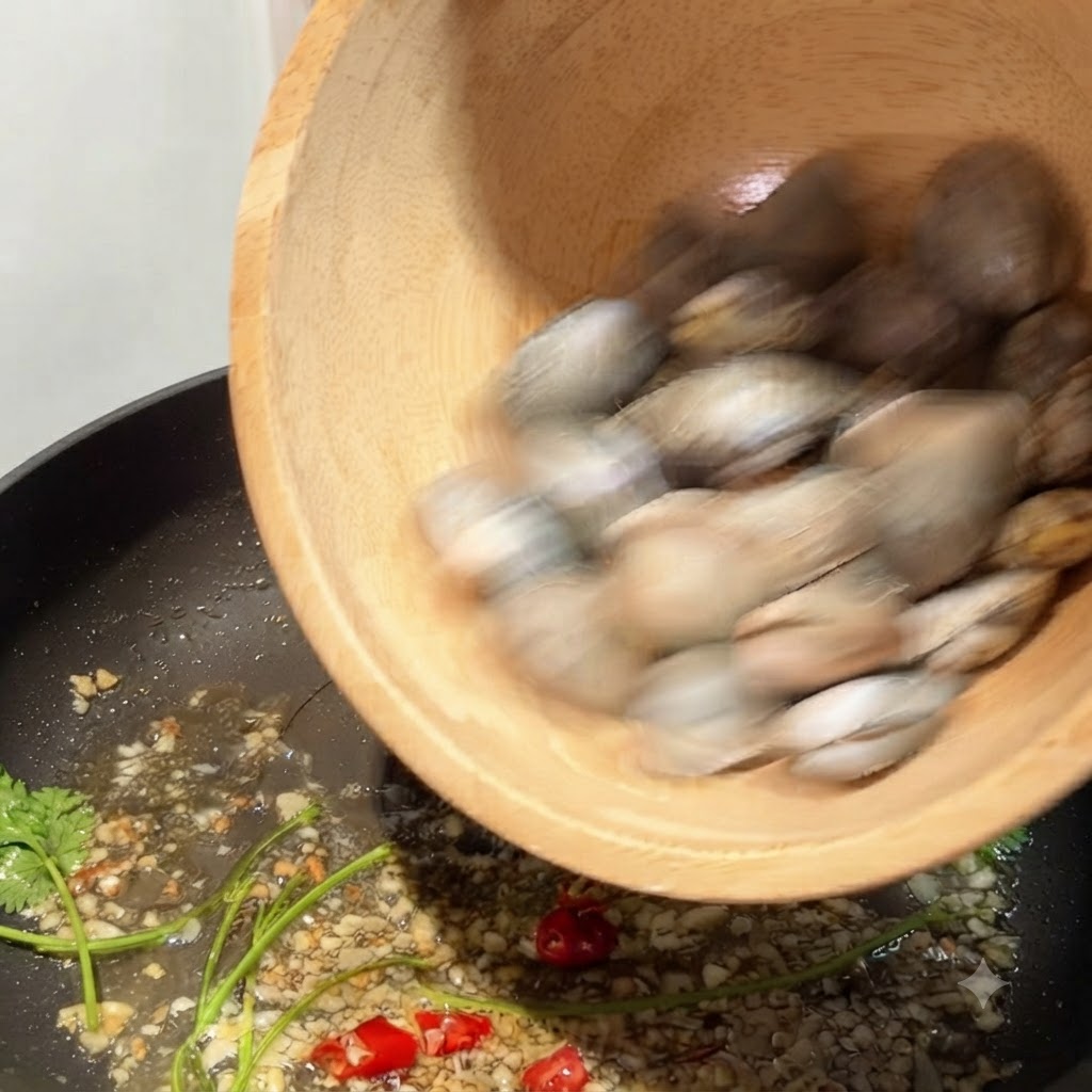 Palourdes versées dun bol en bois dans une poêle contenant de lail et du piment sautés.
