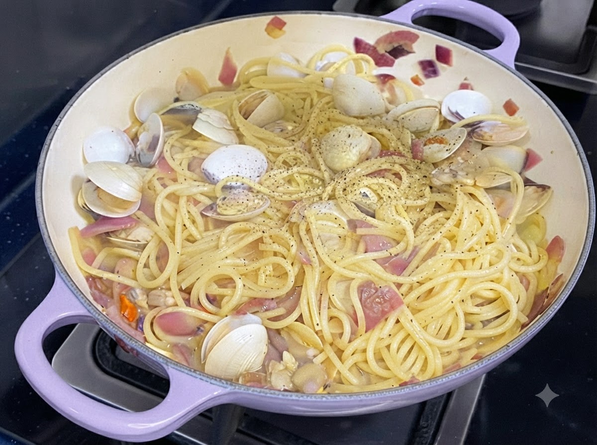 Du poivre noir frais saupoudré sur une poêle de spaghetti cuits et de palourdes.