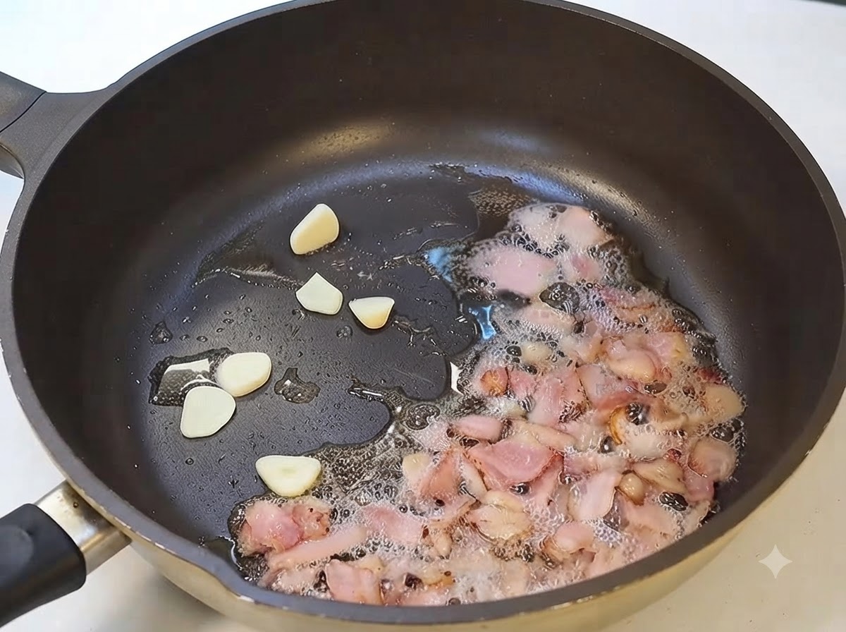 Lamelles dail et lardons rissolant ensemble dans la poêle.