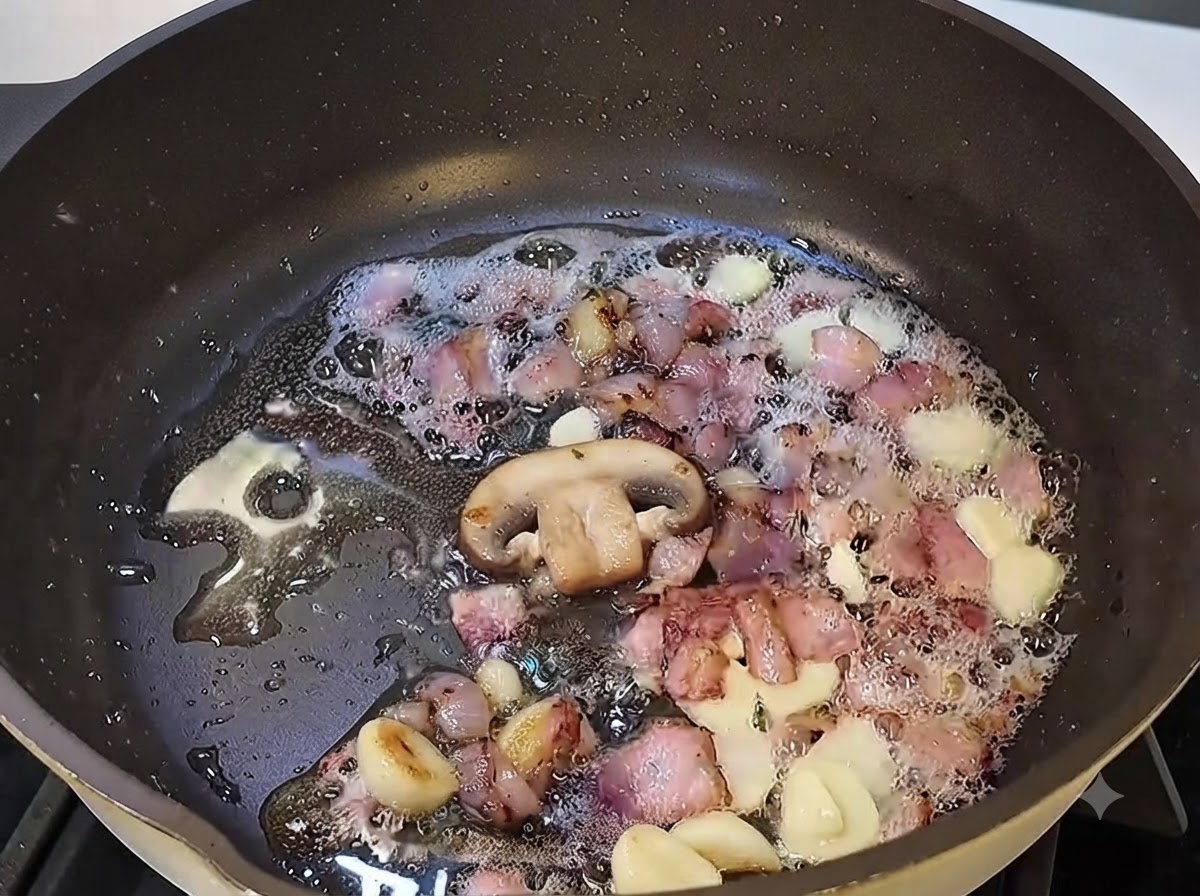 Tranches de champignons cuisant dans la poêle avec les lardons et lail.