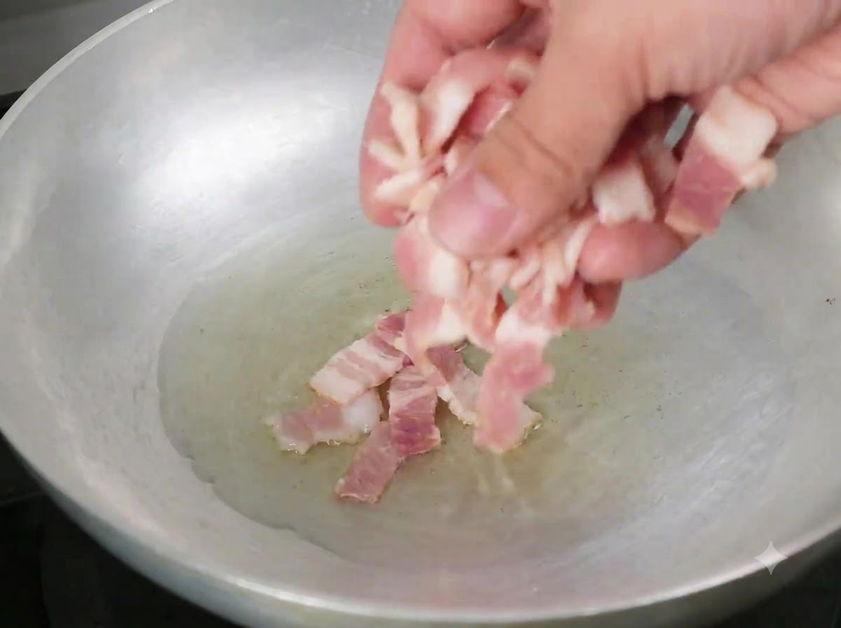 Morceaux de bacon déposés dans une poêle avec de lhuile dolive chaude.