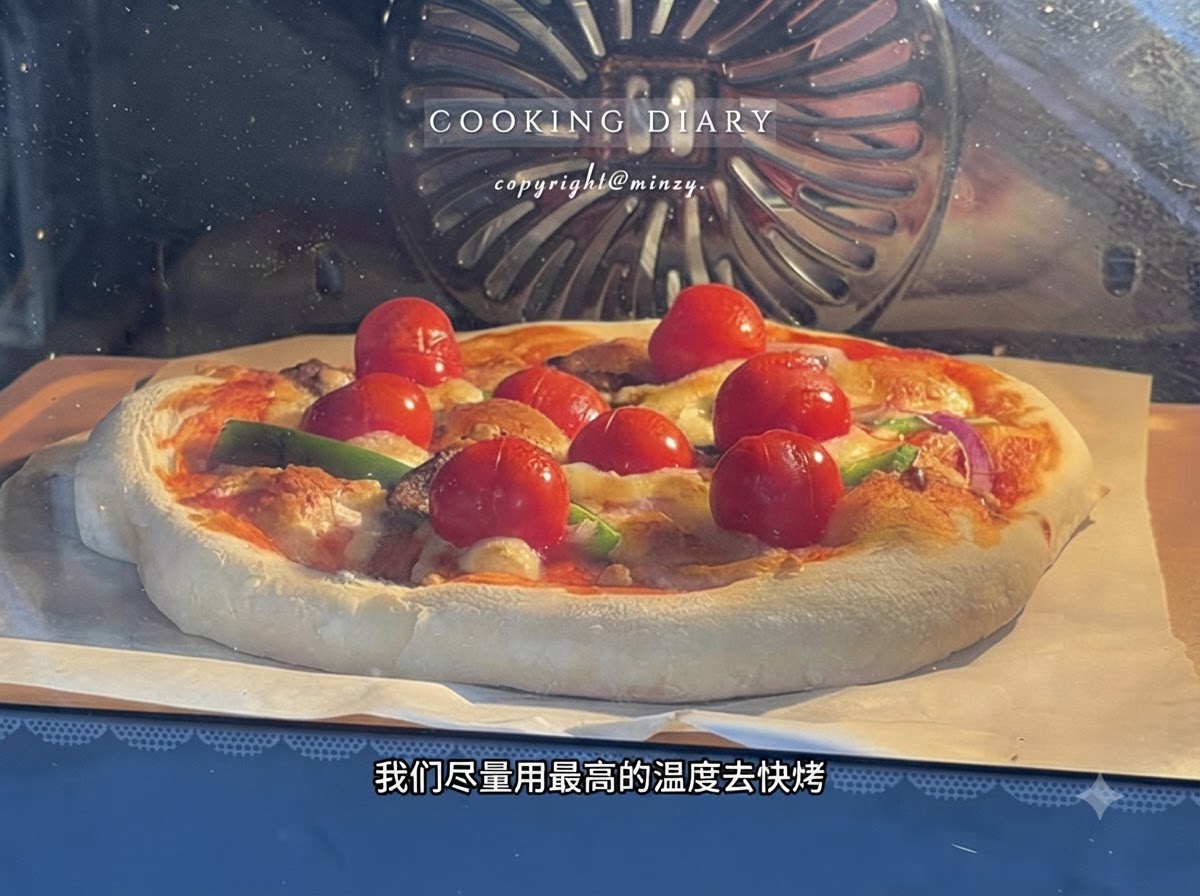Une pizza assemblée en train de cuire à lintérieur dun four chaud à travers la vitre de la porte.