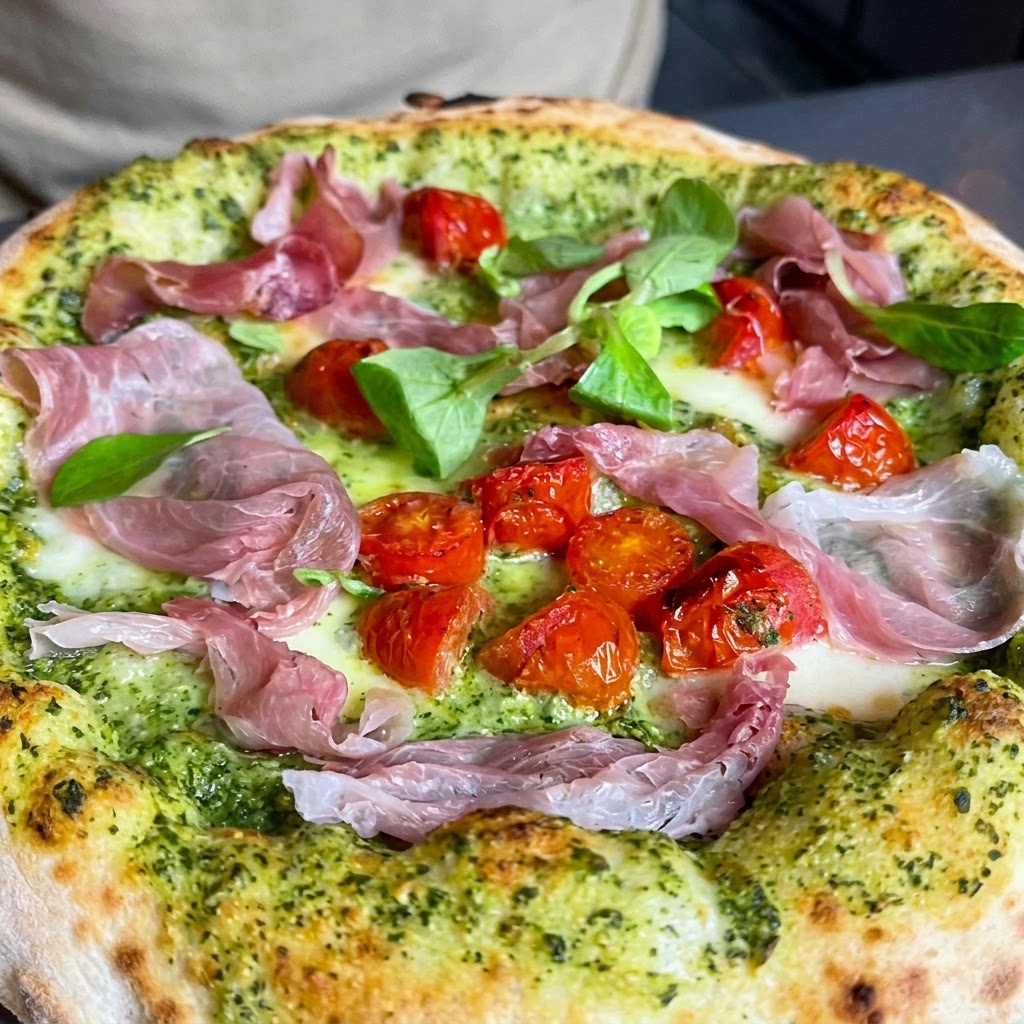Des herbes vertes fraîches et des noix concassées saupoudrées sur le dessus dune pizza.