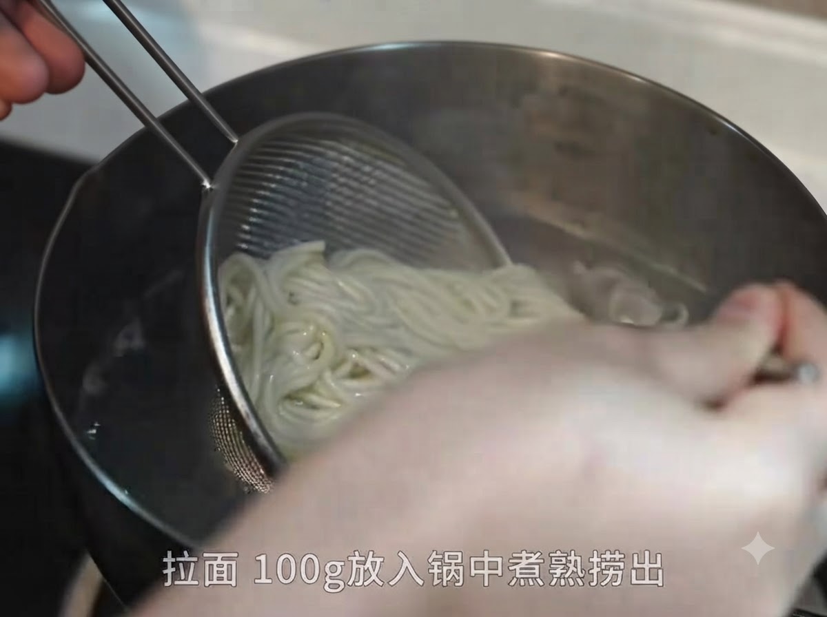 Récupérer des nouilles ramen cuites dune marmite deau bouillante avec une passoire en filet métallique et des baguettes.