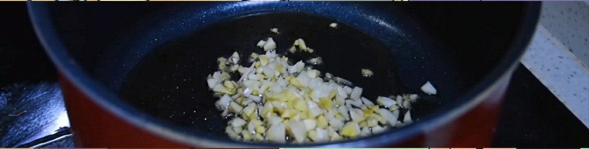 Du gingembre et de lail émincés grésillant dans une casserole sombre avec de lhuile de sésame chaude.