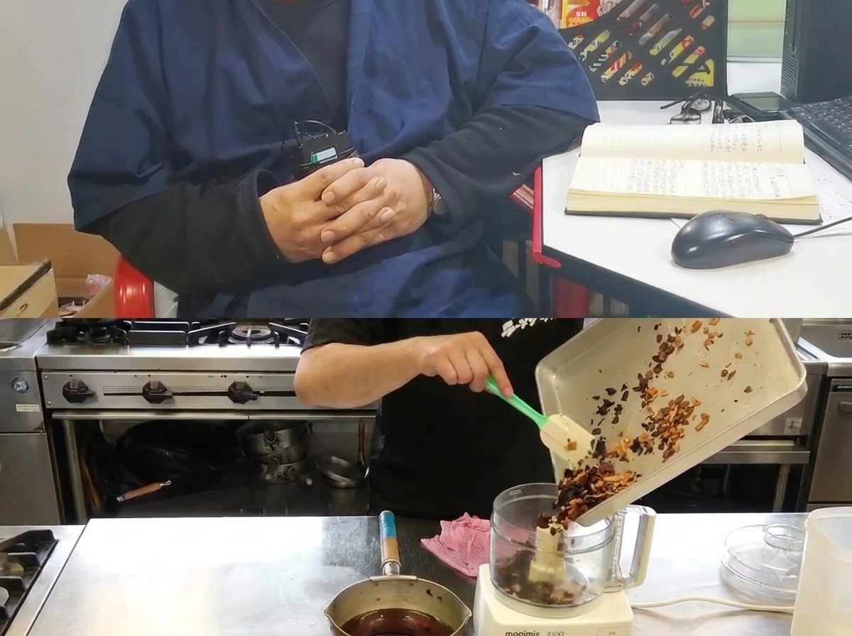 Un plateau versant de lhuile refroidie et diverses tranches dail frit dans le bol dun robot culinaire.