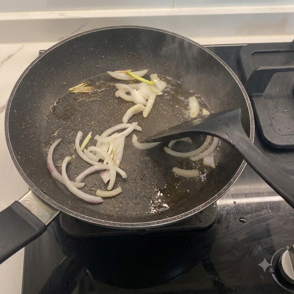 Oignons coupés et oignons verts frits dans une poêle chaude avec de lhuile.