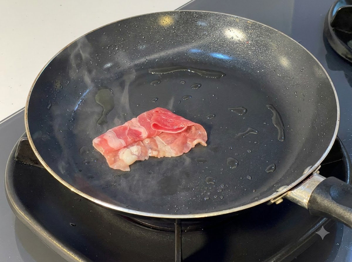 Tranches de bœuf roulées placées et saisies dans une poêle chaude huilée.