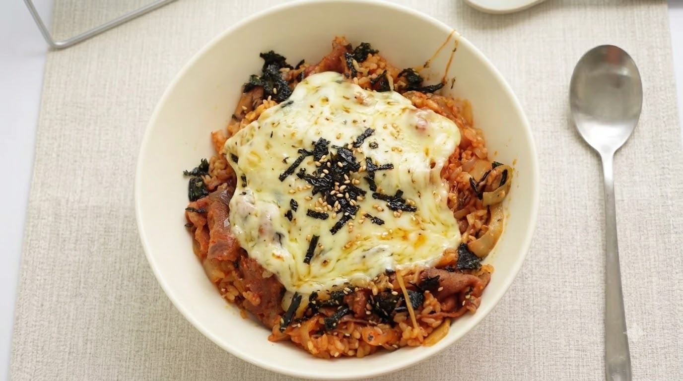 Riz sauté au bœuf et kimchi avec du fromage fondants
