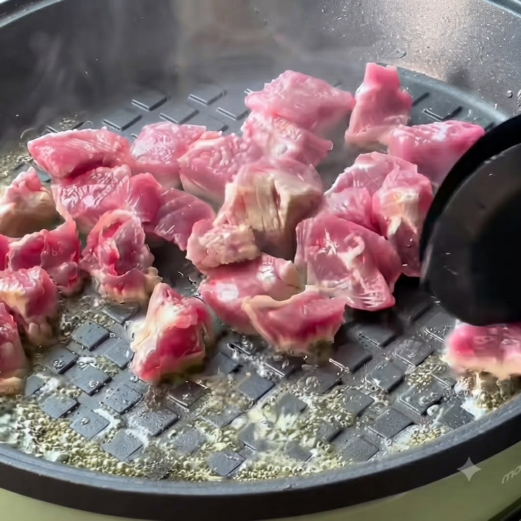 Cubes de bœuf en train de cuire et de dorer dans une poêle chaude.