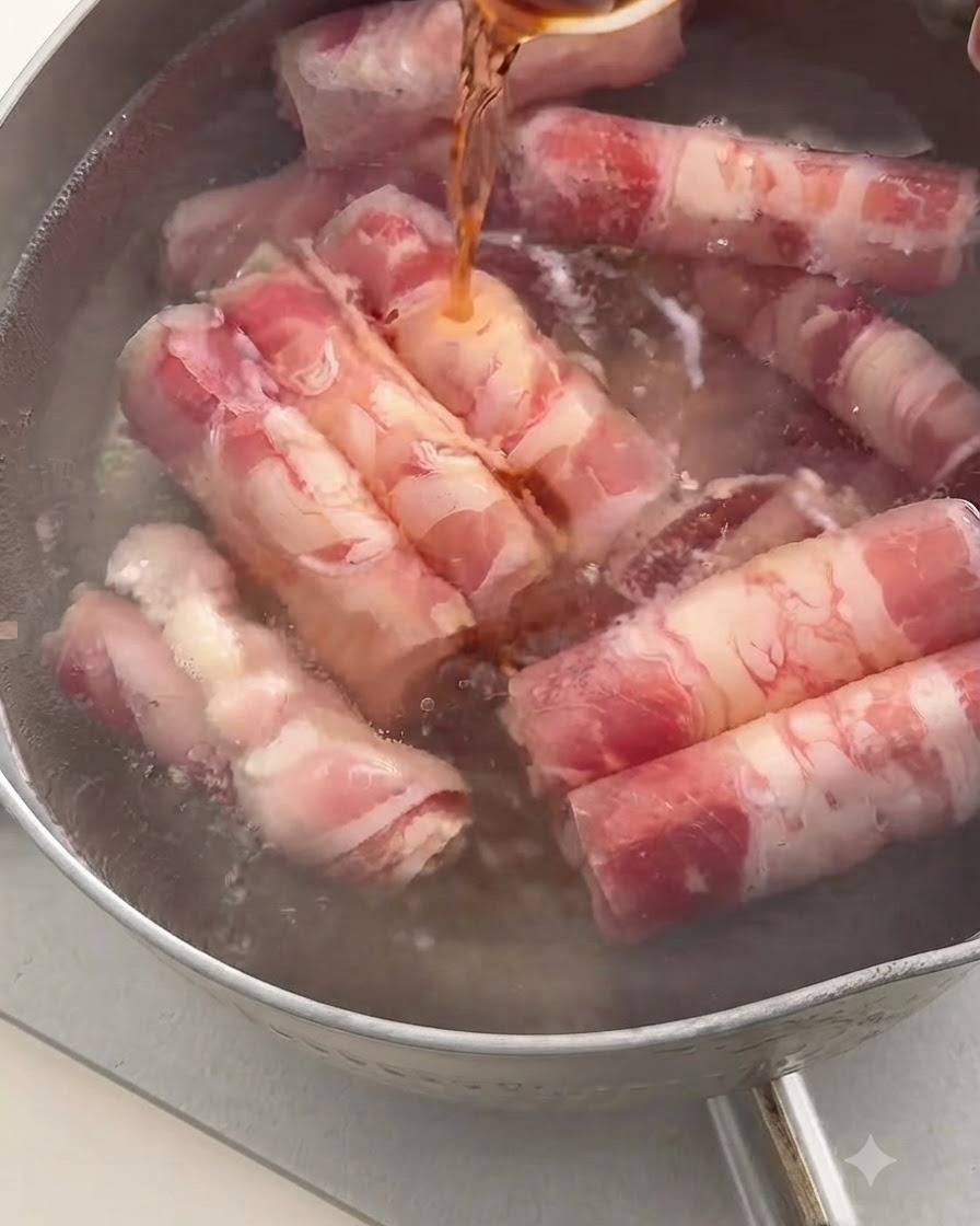 Vin de cuisine foncé versé à la cuillère dans la casserole deau bouillante contenant le bœuf.