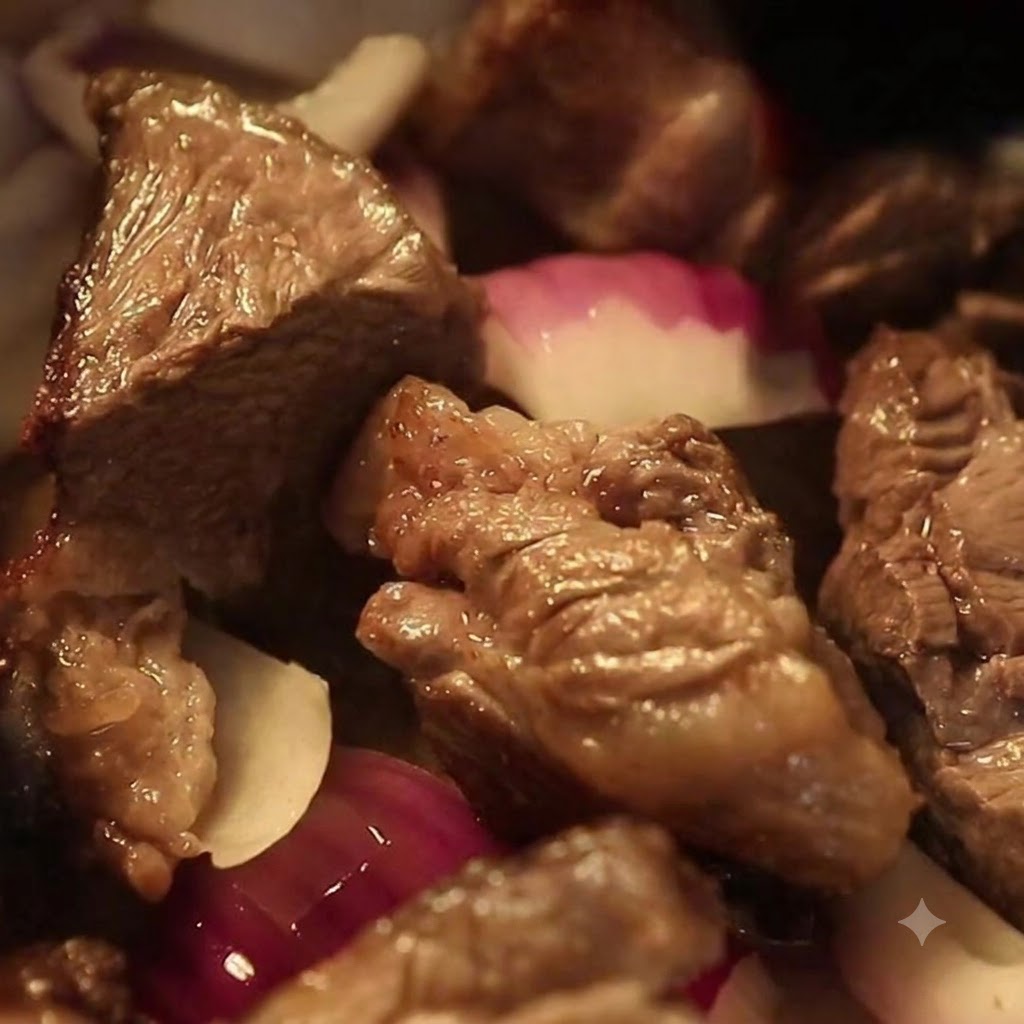 De la sauce soja claire versée sur le bœuf et les oignons dans la cocotte.