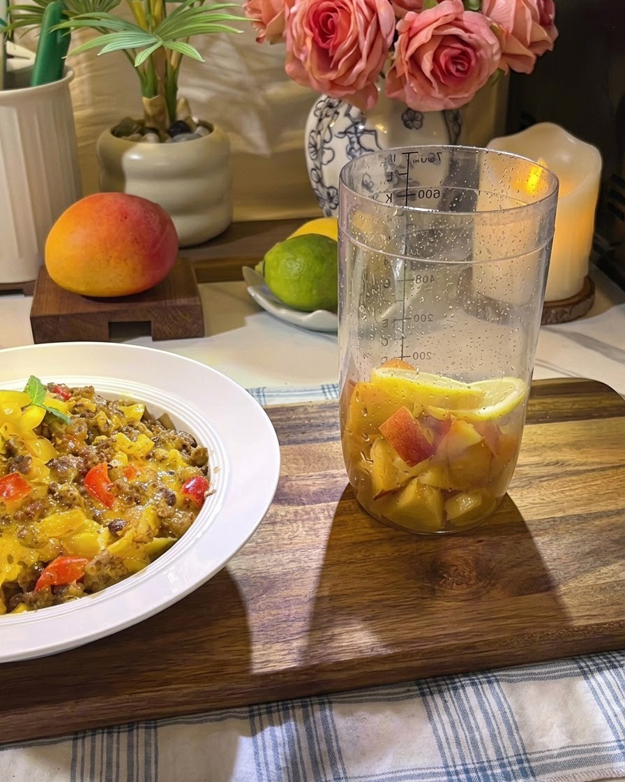 Des ingrédients de fruits fermement pilés à lintérieur dun grand verre avec un pilon.