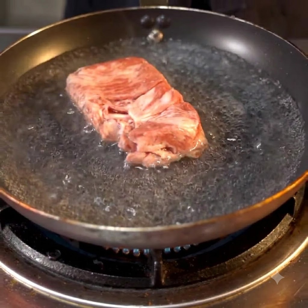 Des rouleaux de bœuf bouillant dans une casserole deau chaude sur la cuisinière.