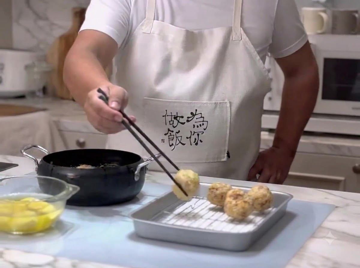 Des boulettes extraites de lhuile chaude à laide de baguettes et déposées sur une grille dégouttement en fil métallique.