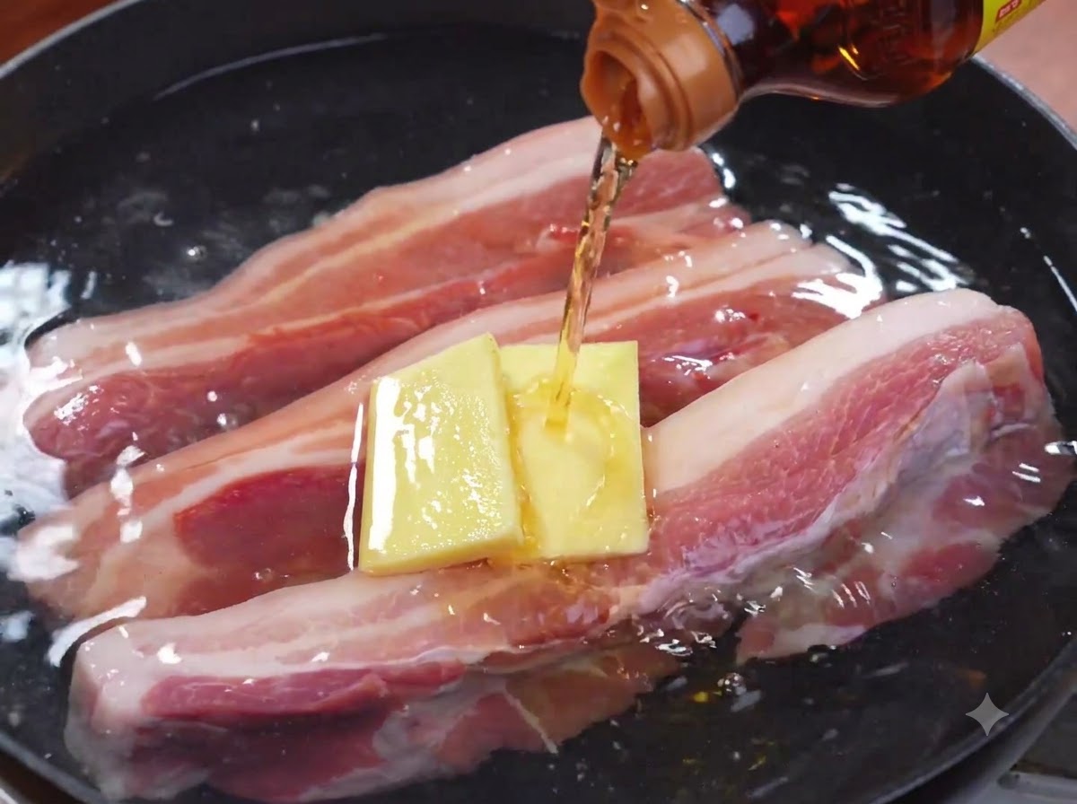 Des lanières de poitrine de porc bouillies retirées dune casserole à laide de pinces de cuisine.
