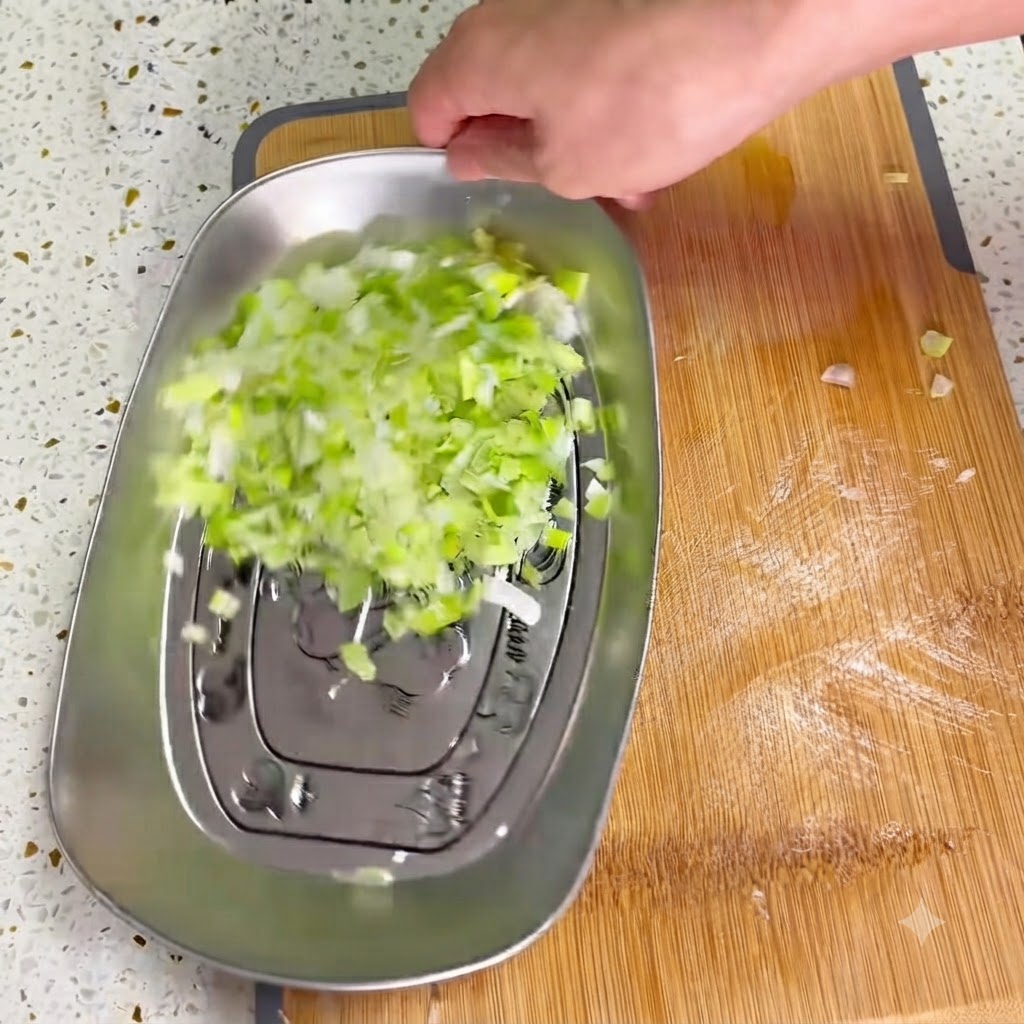 Des légumes moutarde conservés finement hachés avec un couteau bien aiguisé sur une planche en bois.