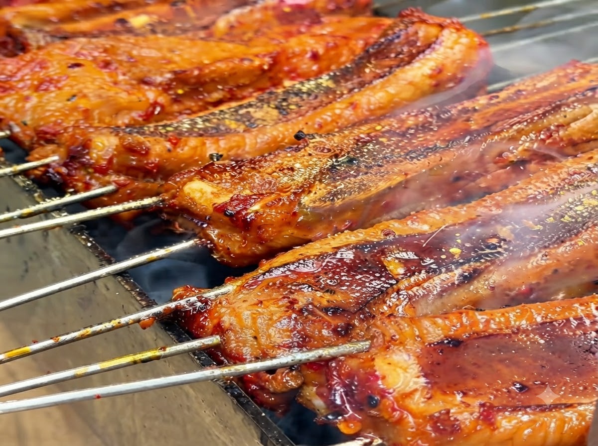 De la poudre dépices jaunes saupoudrée sur les côtes en train de griller.