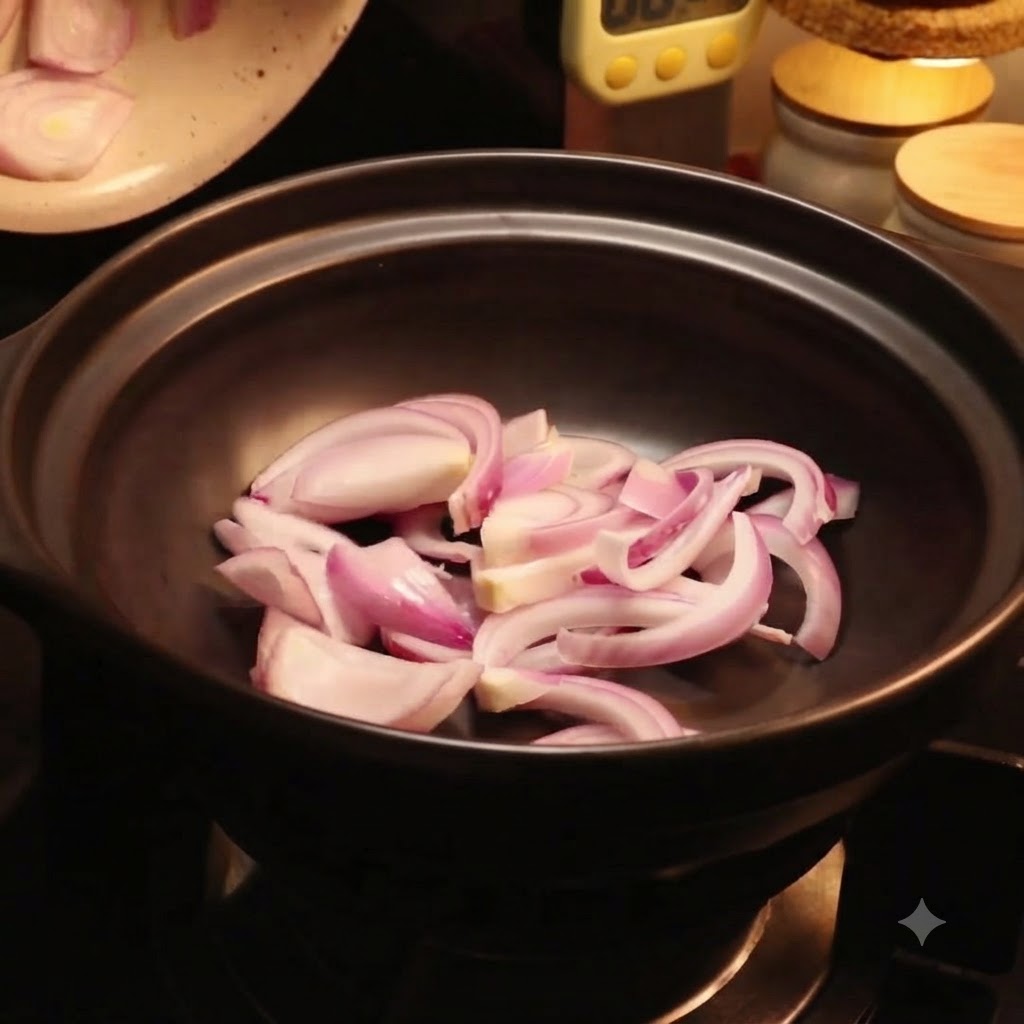 Des morceaux de chou chinois frais disposés à lintérieur de la cocotte noire sur les tranches doignon rouge.