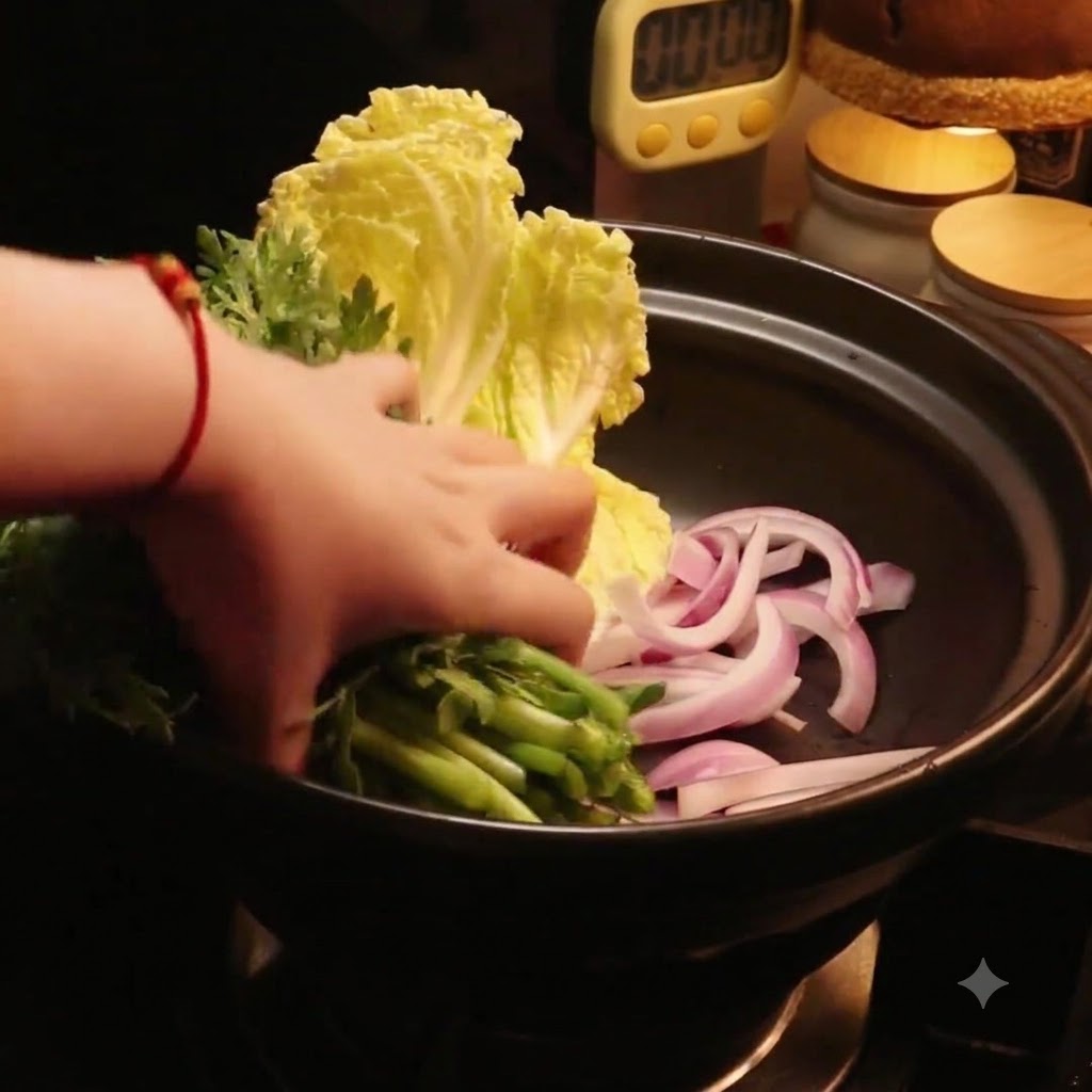 Une main plaçant des légumes verts frais dans la cocotte à côté du chou.